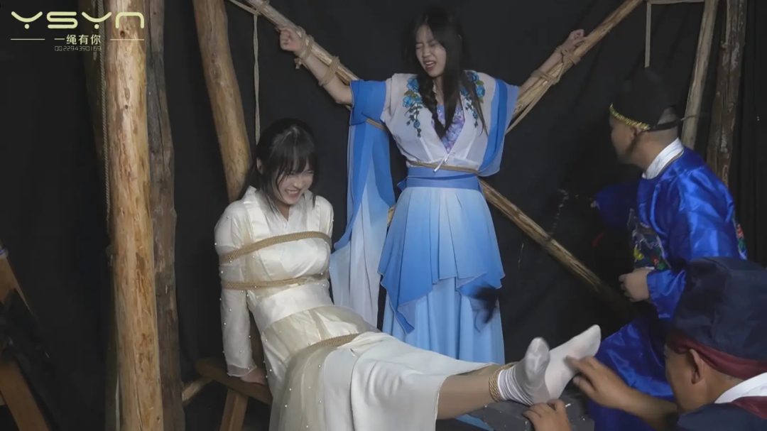 色迷知县命手下抓来两个舞女五花大绑跳舞威逼刑罚老虎凳滴蜡挠打脚心玩弄冤假错案-12