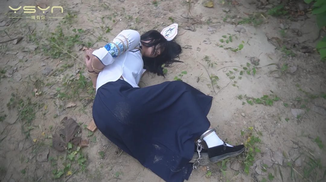 【烈火红颜】被捕女孩五花大绑关进牢房大字绑鞭打坐老虎凳打挠脚心拶子拶脚指不屈服刑场捆绑插牌枪决-4