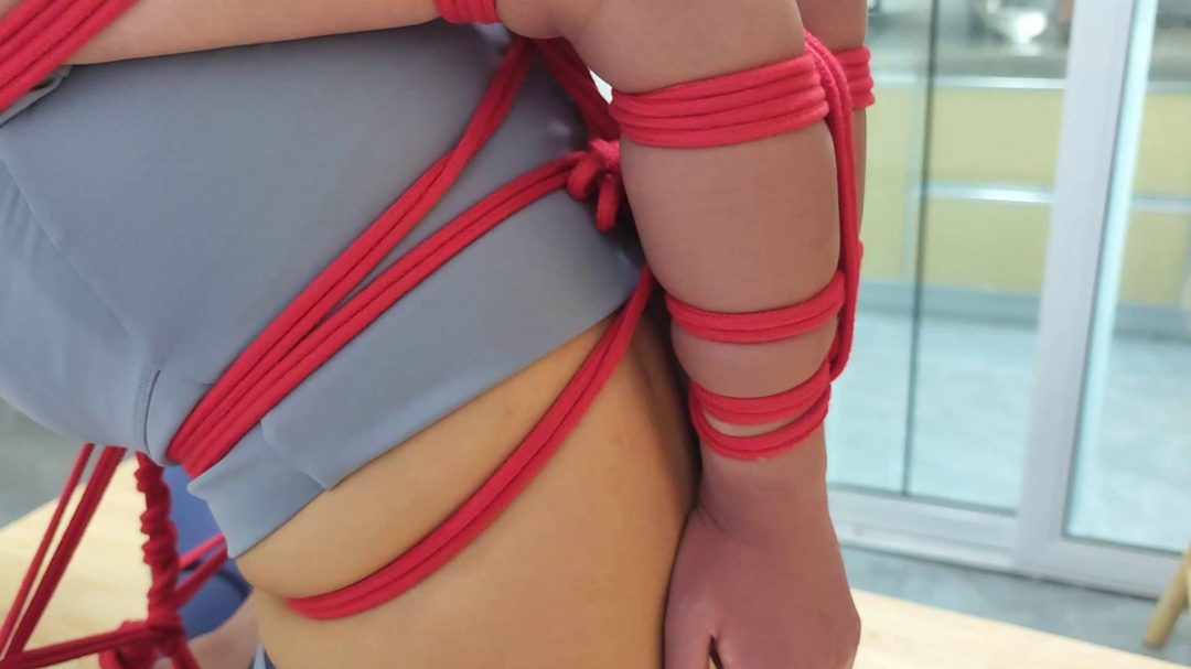 瑜伽美女家中被擒-6