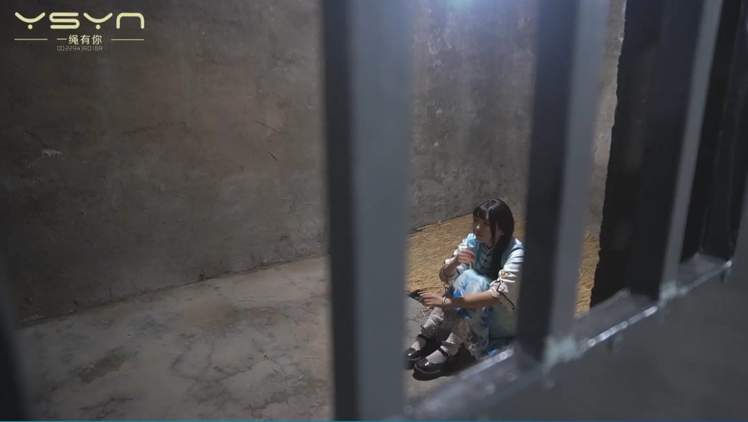 【赤心烈女行】丛林中行走的女孩被特务抓到审讯酷刑打挠痒铁刷刷脚心关押五花大绑刑场-8