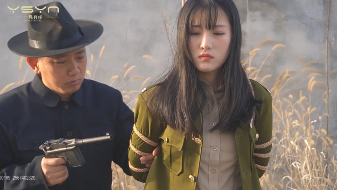 【血色潜伏】潜伏女孩惨遭捆绑吊打老虎凳铁钳子刷子挠脚心驷马吊起打虐不屈五花大绑插牌被枪决-13