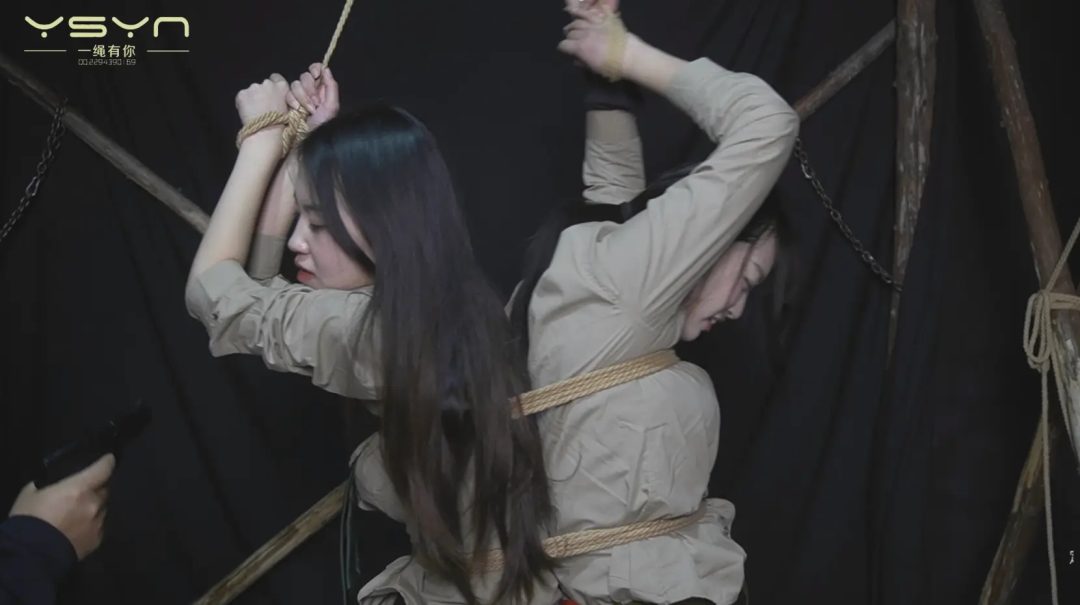 【姐妹情深】军统姐妹花身份暴露不幸被捕背吊在刑房全身捆绑晕死又绑老虎凳脱靴挠打脚心夹脚趾不屈五花大绑秘毙-7