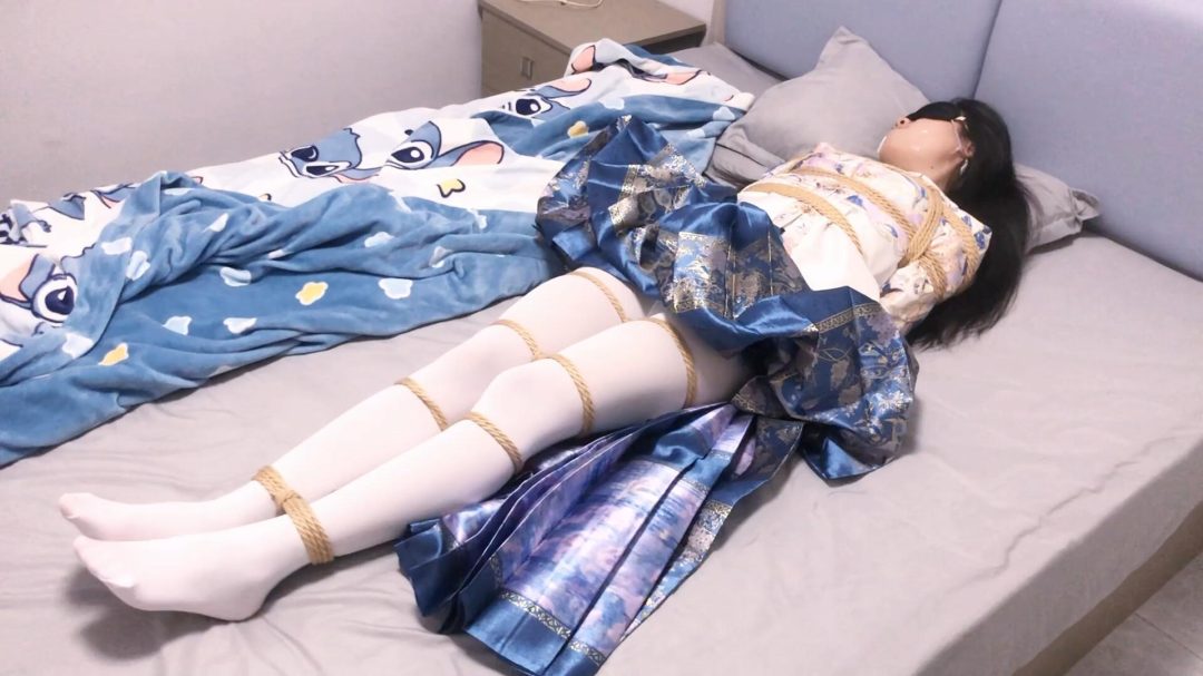 《圈养系》-汉服马面裙+日式捆绑并腿捆丝巾胶布封嘴睡觉+撕开胶布抽出丝巾+跪坐被投喂面包+自行喝牛奶+折腿M开腿捆+趴地撕下胶布抽出丝巾等等-1