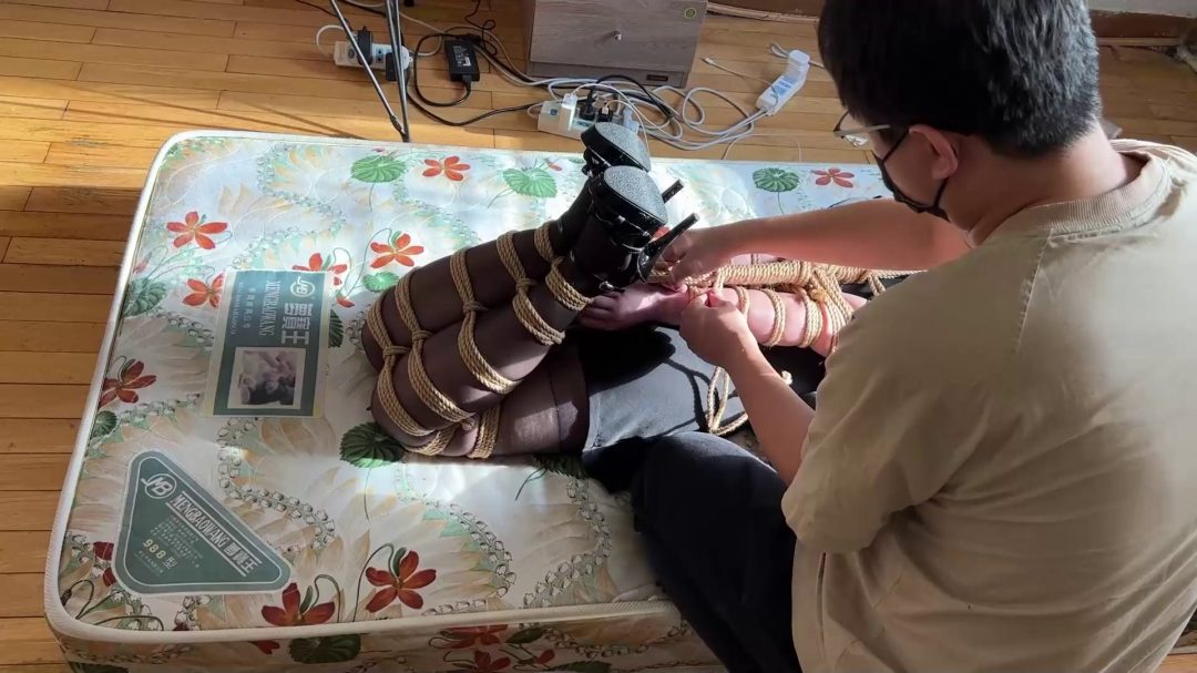 西悦妹子黑丝爆杀驷马 堵嘴-6