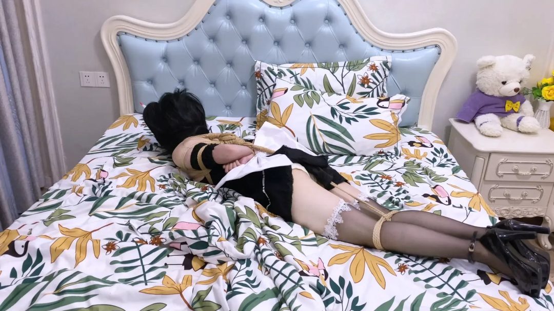 《二次元少女系》-能代cos,被窝被绑,日式紧缚,胸缚,膝盖并腿缚连接手腕,口球,挣扎起床,逃跑失败,丝袜堵嘴,项圈链子,牵引行走,椅子缚,强制分腿,日式捆法教-3