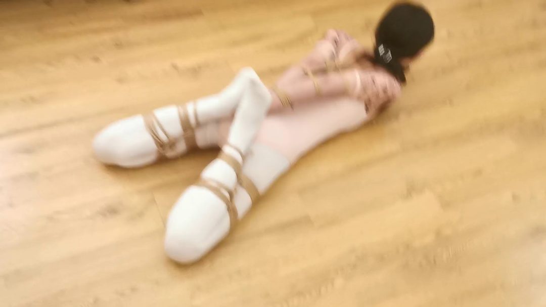 定拍珊珊花纹露背体操服白丝紧缚放置-5