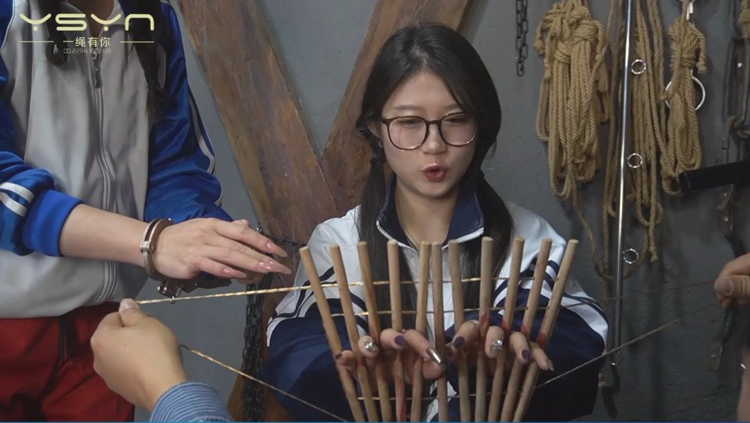 【快乐的体验】18岁的高中生身穿校服慕名前来体验尝试各种金属道具拶子龟甲敷捆绑后她-2