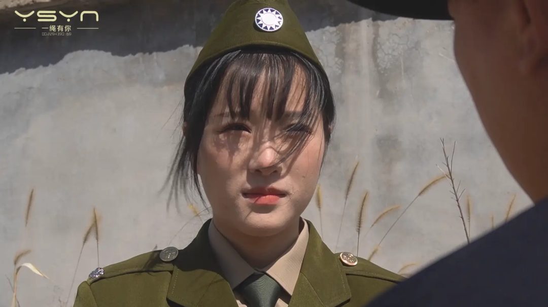 【血色潜伏】潜伏女孩惨遭捆绑吊打老虎凳铁钳子刷子挠脚心驷马吊起打虐不屈五花大绑插牌被枪决-4