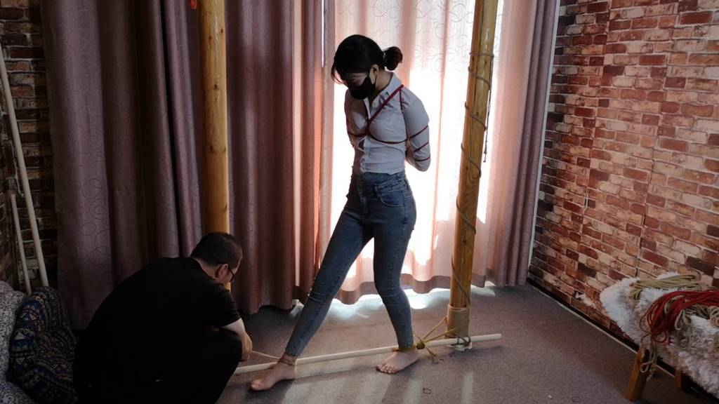 杨蕊 牛仔裤 红绳五花 难受的姿势-2