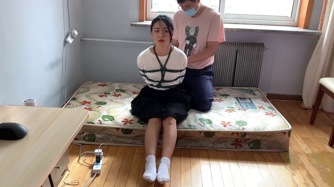 妹子体验捆绑，白棉袜日式驷马挣扎-7