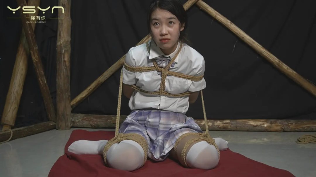 漂亮JK女孩惨遭绑匪捂晕装袋吊起来海老缚鸭子坐捆绑再次捂晕-7