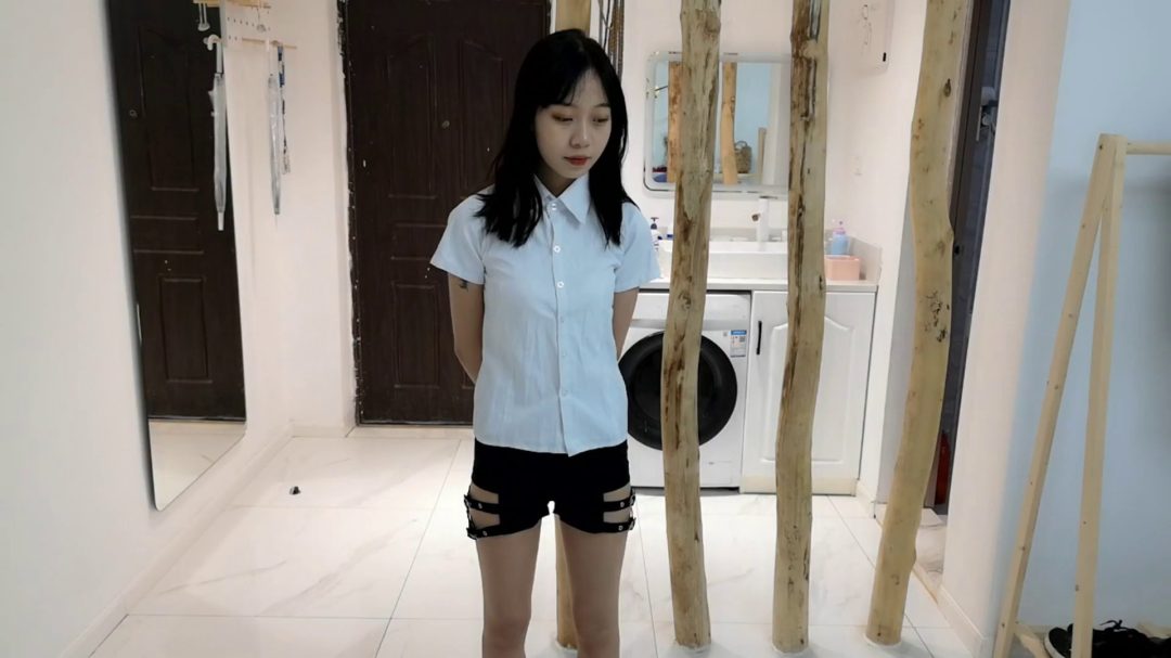 酷酷的小柒 五花大绑 驷马挣扎 纹身很酷-1