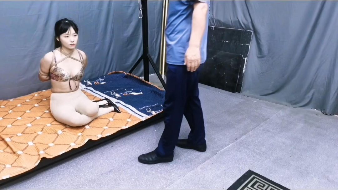 女m悦儿被捆绑在密室里,惨糟多功能役次元电击器多重电击,反复电晕,最后被超大电流电晕过去,终于老实了.-5