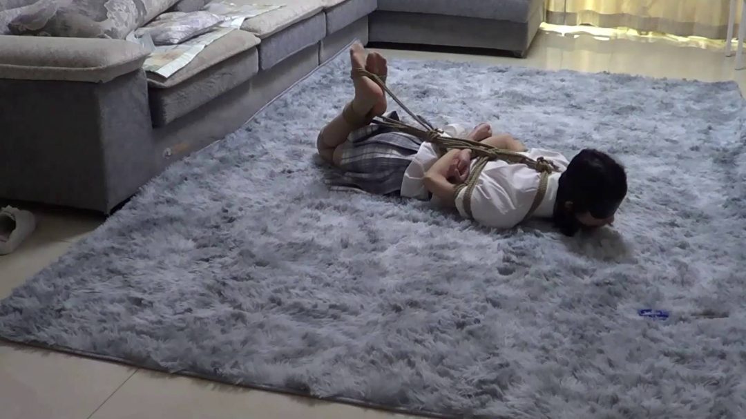 00后小美女红豆 极品颜值 蒙眼堵嘴 JK肉丝 超紧驷马找剪刀-6