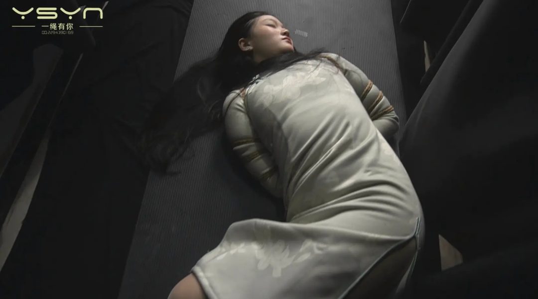 旗袍女孩机房被捕五花大绑关押刑房吊起鞭打老虎凳挠脚心拶脚趾滴蜡土拷脚镣五花大绑秘密枪决-17
