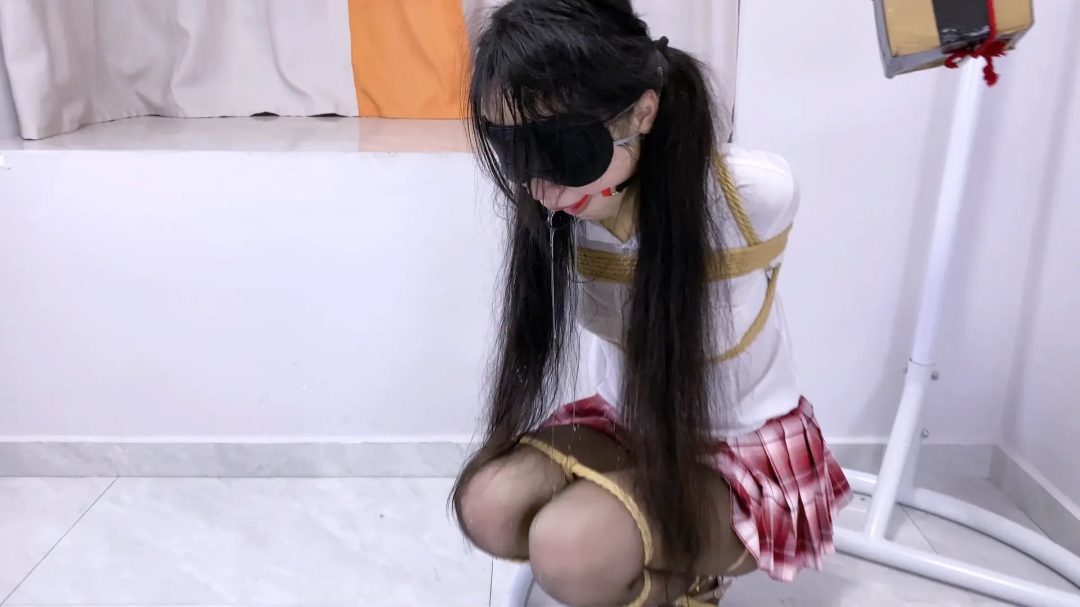 【嗷大喵】-《束缚挑战》-挑战失败,入室捆绑,直臂超紧缚,胸缚,股绳,胶布封嘴,口球,并腿捆,强制贴腿弓腰,丝袜堵嘴,穿高跟鞋摸黑挪动,出意外摔跤导致任务失败等等-19
