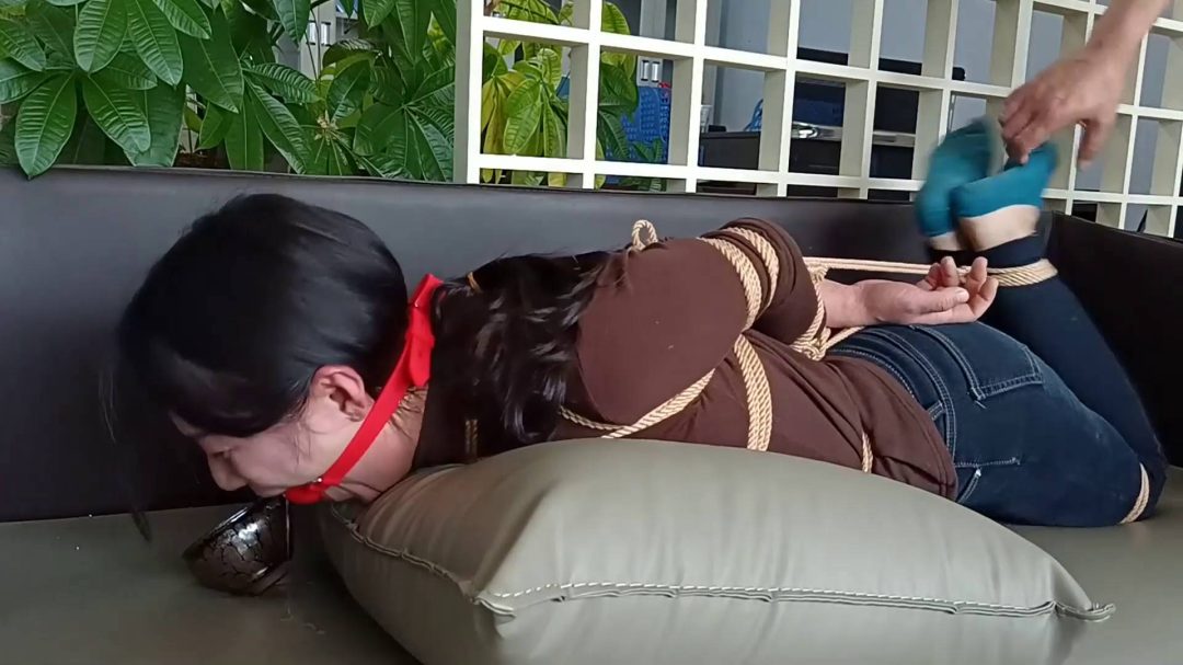 勇敢的家庭主妇第一季，极限捆绑、勒头驷马-4