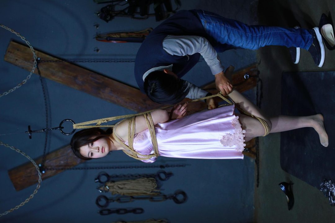 【睡衣女孩】漂亮女生菲菲被金属镣铐驷马重金属拘束堵嘴日式单腿吊各种折磨-4