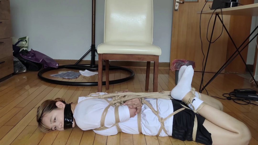 露思驷马放置少女受缚-4