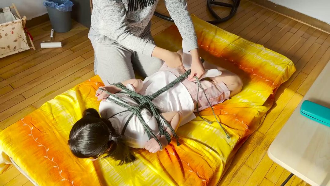 双马尾JK妹子尝试新姿势，驷马小鸡缚严厉驷马，马具口球堵嘴挣扎-4