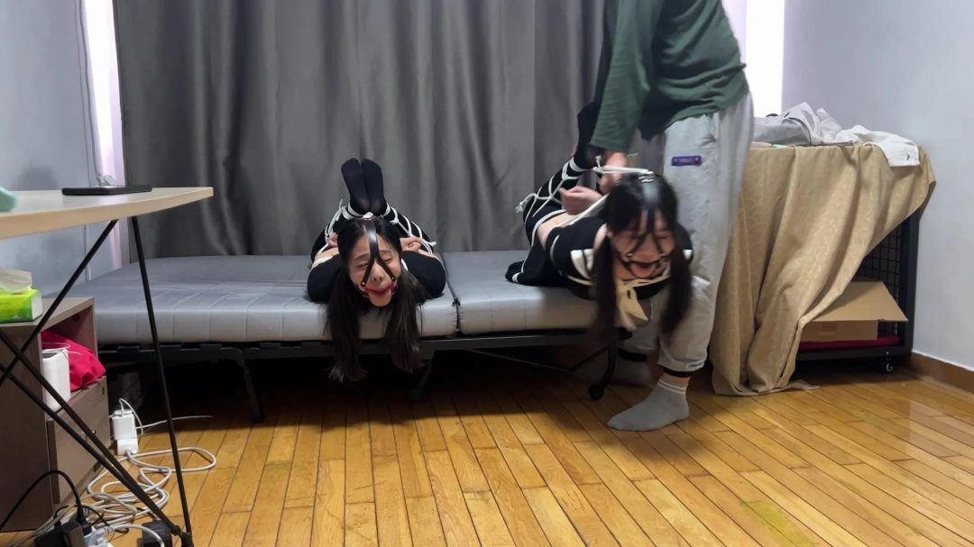 双妹分腿超紧后手缚马具口球严厉堵嘴-5