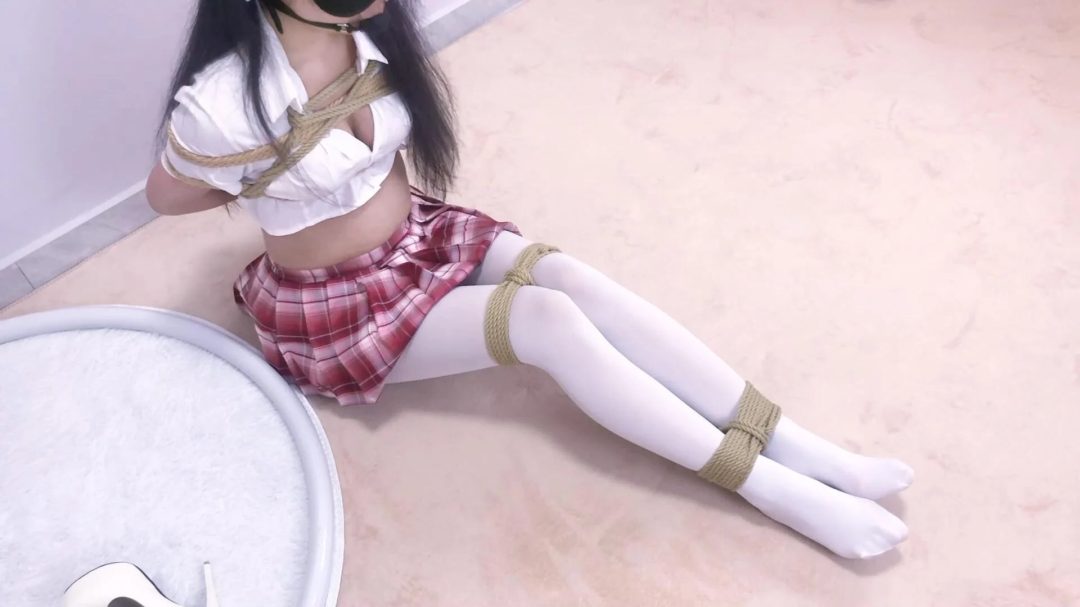 《路崽日记》-日式紧缚+胸缚+并腿缚+口塞+跪走+摸熊+欧式直臂紧缚+打脸+自行舔食+投喂零食+喂水+口塞+sp打屁股-10