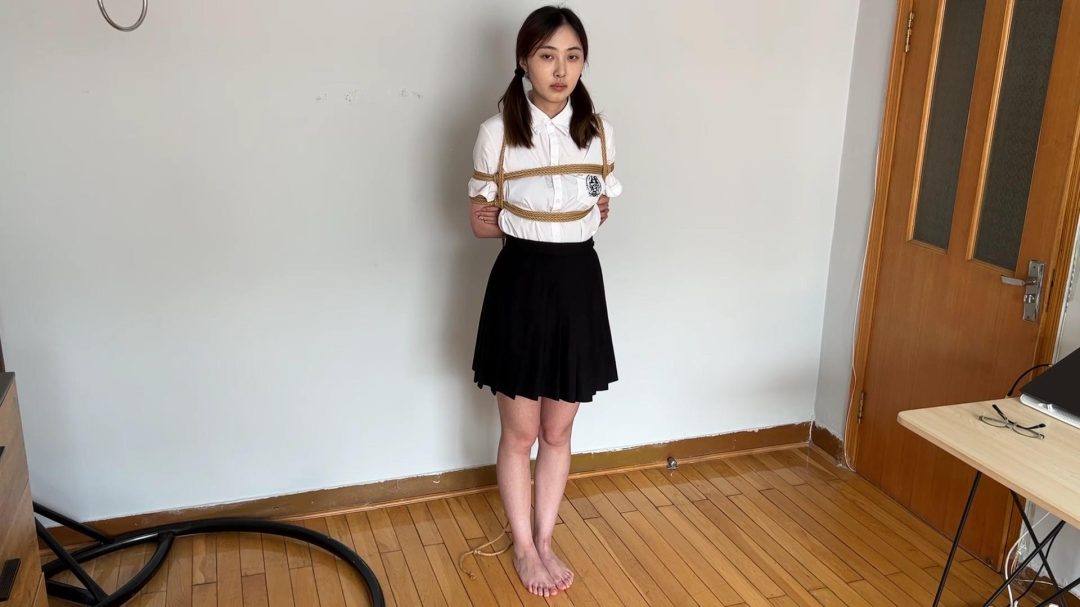 足控福利约绑美少女微微，超紧蛇缚驷马tk挣扎堵嘴！jk制服裸足真美-2
