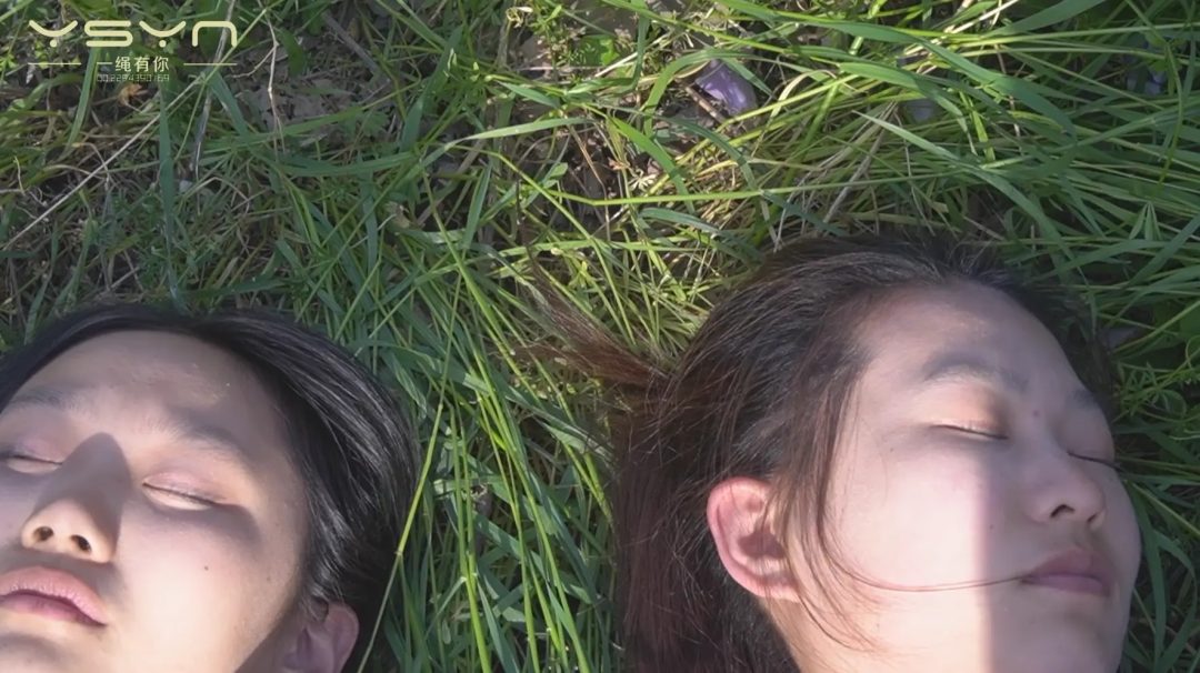 【丛林斩首】官差押送两名年轻漂亮女犯刑房审讯不招关押牢房五花大绑丛林中斩首-12