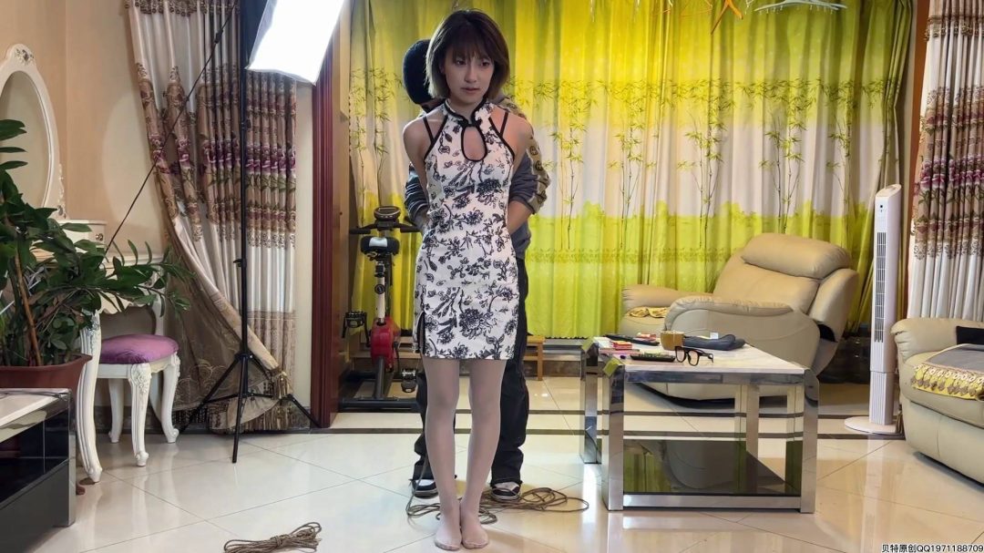 模特小艺白丝小旗袍 驷马捆绑，驷马捆绑加上丝袜勒嘴-1