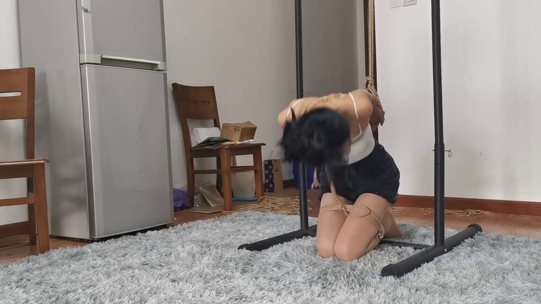 定拍小宝妹直臂紧缚跪吊放置-7
