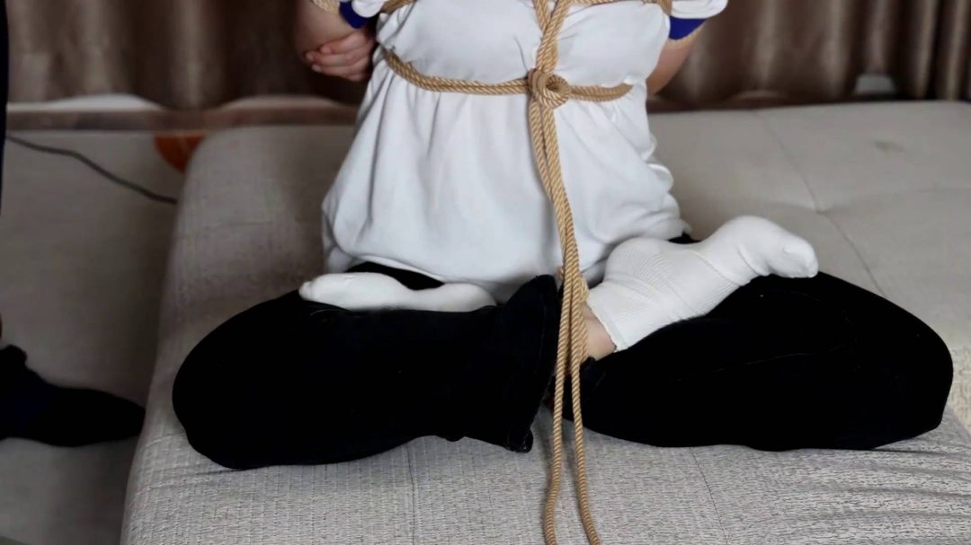 眼镜学姐文静的桃缚捆绑第一季-3