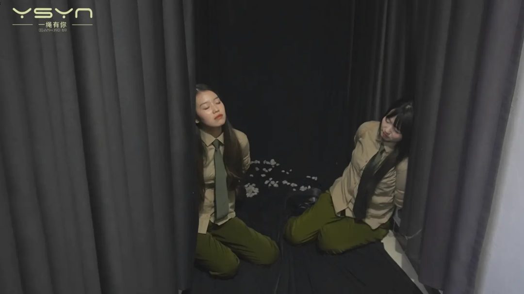【姐妹情深】军统姐妹花身份暴露不幸被捕背吊在刑房全身捆绑晕死又绑老虎凳脱靴挠打脚心夹脚趾不屈五花大绑秘毙-11