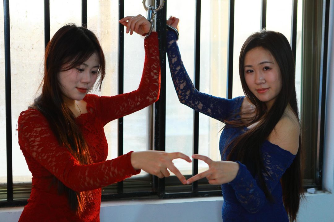 【沙发上的红蓝】性感丰满的小红、小蓝手铐靠手脚脖各种捆绑摆拍剧照-4