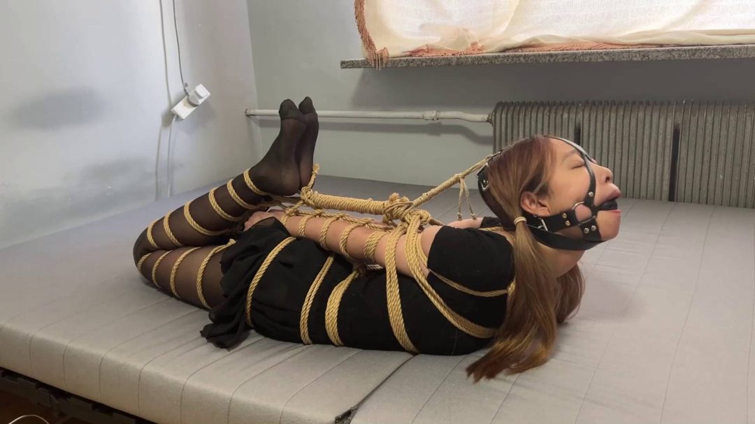 小乔妹妹黑丝蛇缚并肘驷马放置-6