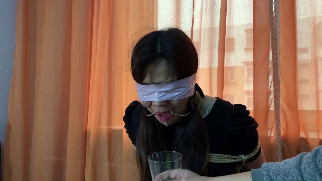 口水奴隶洋洋 柠檬汁口水收集 高跟丝袜后手缚麻花腿-7