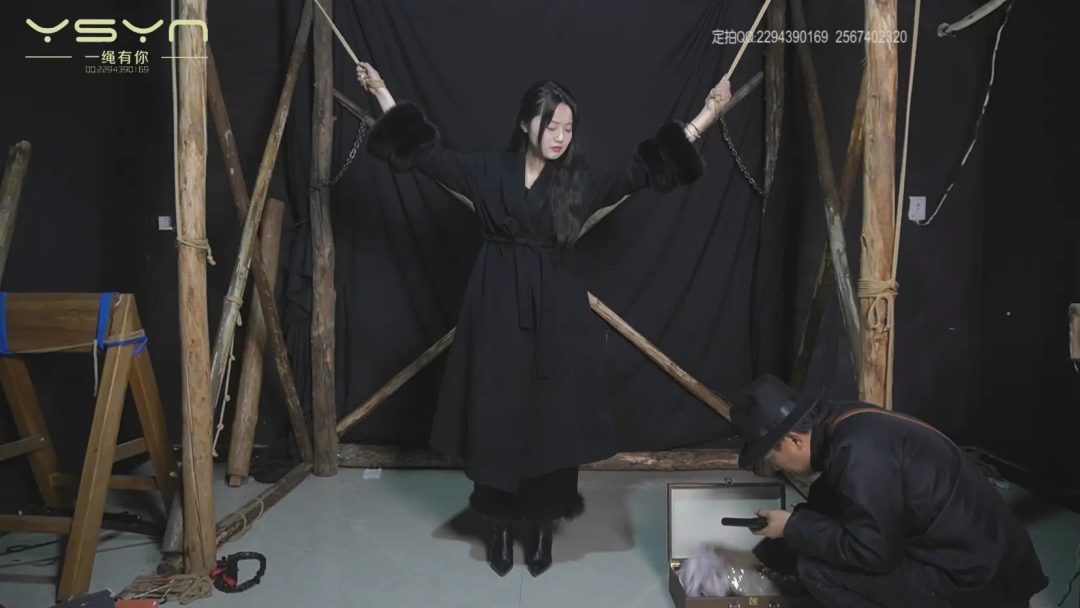 被人出卖漂亮女孩被捕双手吊起鞭打换上旗袍老虎凳捆绑各种打挠脚心五花上绑极度走绳晕死-4