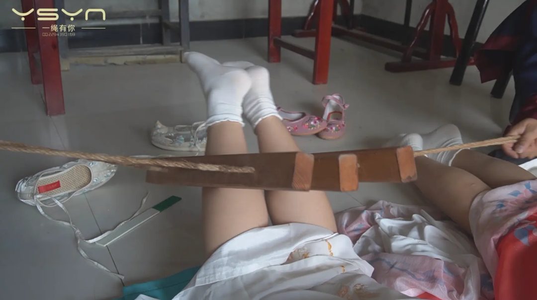 【毒案下的妻妾劫】王员外的大老婆被毒死二老婆（柳依）三老婆（柳亦菲）被押赴大堂受审大刑屈打成招签字画押-4