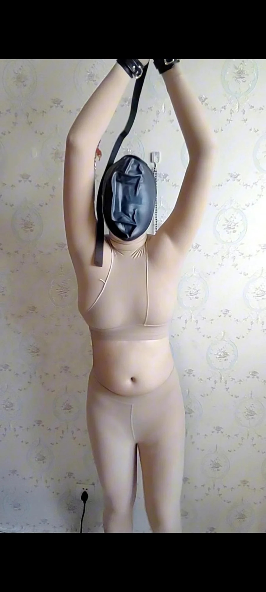 小骚狗新姿势，新头套，丝袜全包真空上阵-1