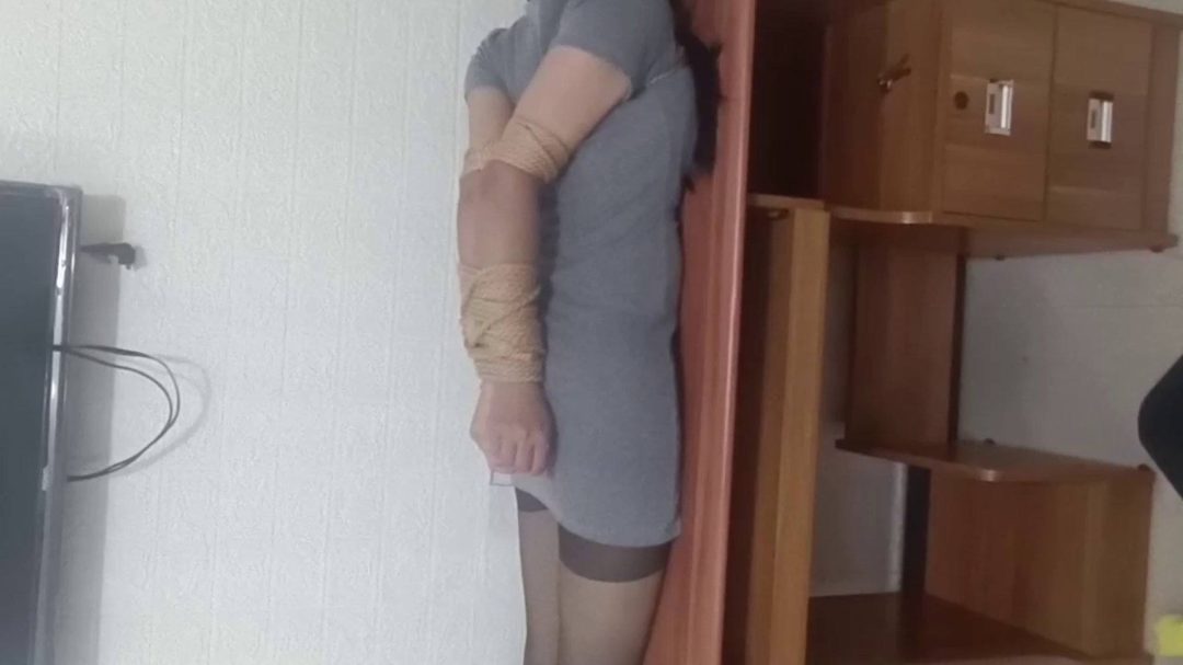 前面体操服，后面短裙黑丝，超紧西式并肘挣扎-6