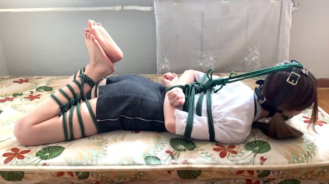 美女丹丹分腿裸足驷马挣扎-5