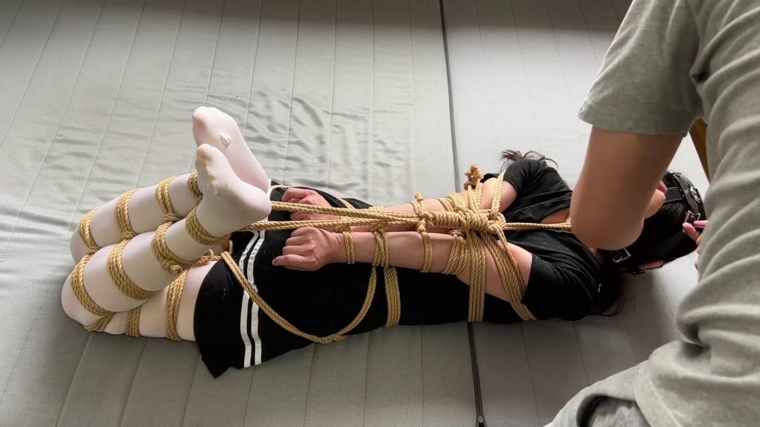 水手服白丝如雨妹子极限并肘驷马挣扎-5