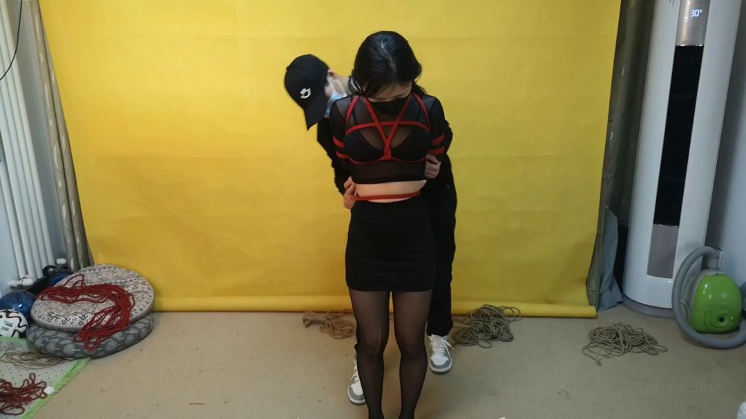 凌宇哭泣的指压版酷刑 磨破黑丝-1