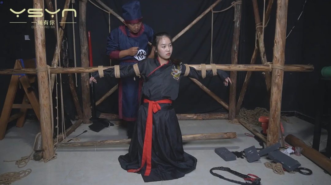 【侠女风华】女捕快押送犯人故意逃脱被问责惩罚戴上木伽打板子骑木马五花驷马鞭打挠脚心压杠子绞刑-8