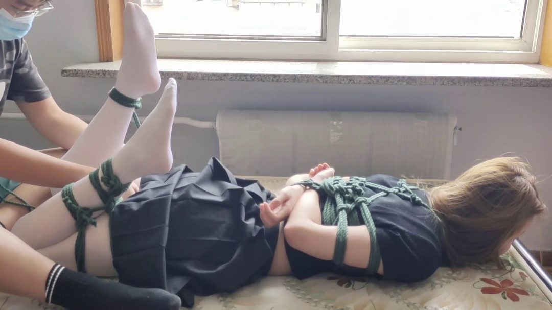 白丝妹妹佳岚，假装外出，真实放置崩溃实验-2