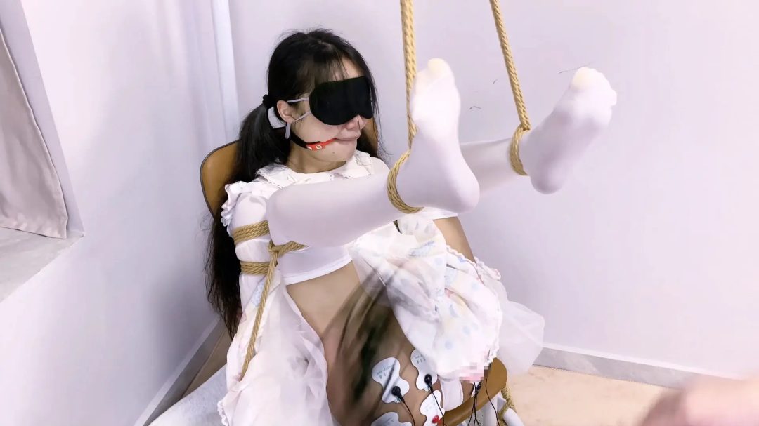 《少女情劫》jk妹出门丢垃圾被坏人潜入家里+姐妹约逛街换衣服后+梦魇自己+醒来真的被日式紧缚+胸缚+胶布封嘴+口球+鞭打哭+分腿吊缚等等-18