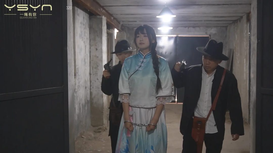 【赤心烈女行】丛林中行走的女孩被特务抓到审讯酷刑打挠痒铁刷刷脚心关押五花大绑刑场-7