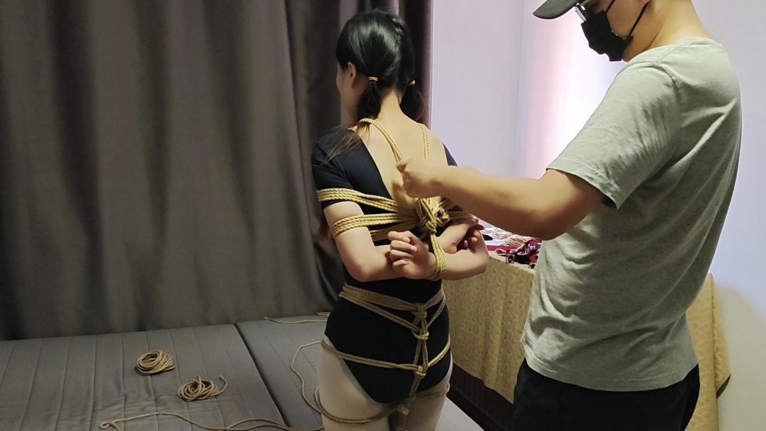 马具口球堵嘴 白丝妹妹后入式吊绑 超紧蛇缚驷马tk挣扎堵嘴！jk制服裸足真美！-9