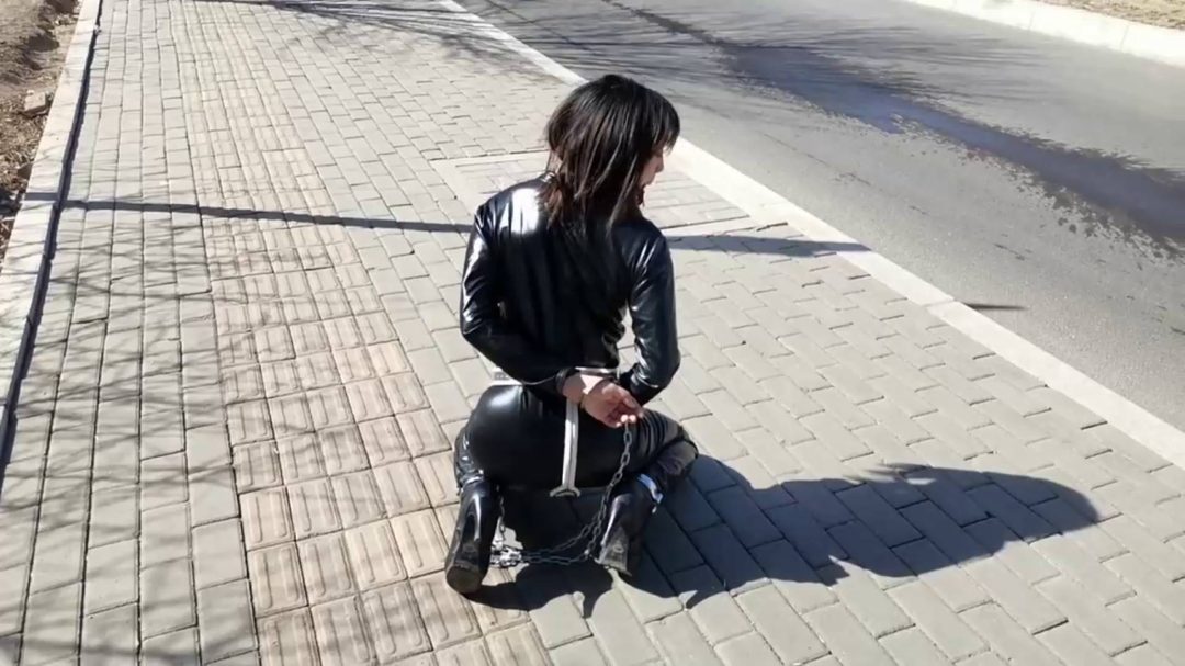 云儿连体铐极不情愿户外游玩，回去直接倒吊起来-4