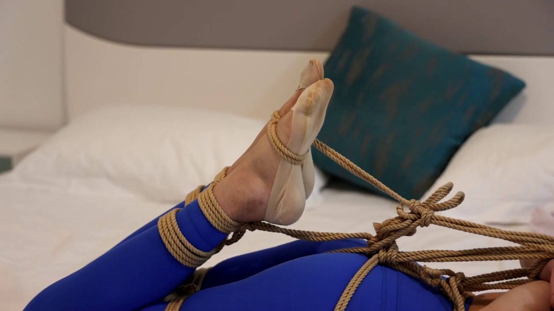 晴子长腿瑜伽少女痒刑与痛感游戏-4