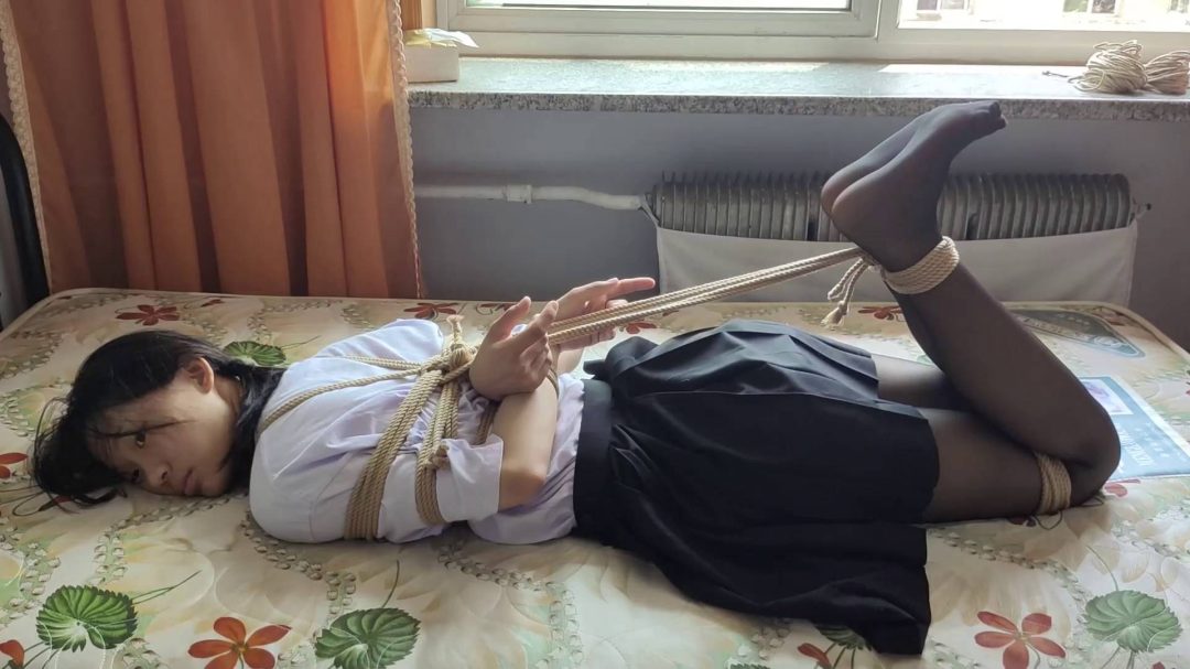 可歆妹妹臭袜子堵嘴 驷马 开口器鼻钩 舔脚-3